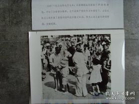 抗日战争时期，上海儿童在街头募捐支援抗战
