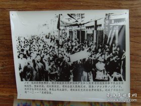 1945年，云南昆明学生举行反内战、争民主示威游行，遭国民党镇压，造成一二一昆明惨案
