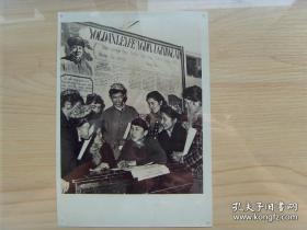 1978年，新疆乌鲁木齐市第五中学，维吾尔族学生开展学雷锋活动