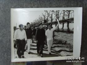 1961年，刘少奇视察大庆油田，右为石油工业部副部长康世恩