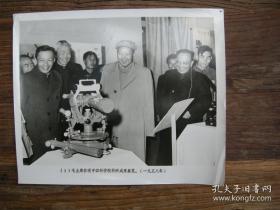罕见超大尺寸毛主席老照片：1958年，毛泽东参观中科院科研成果展览，张劲夫、郭沫若陪同