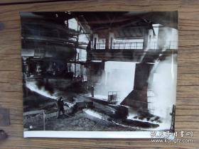 超大尺寸：1973年，甘肃省嘉峪关市炼钢厂 ，正在出铁