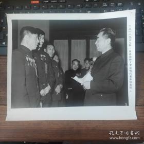 超大尺寸：1957年，周恩来和工交战线代表亲切交谈