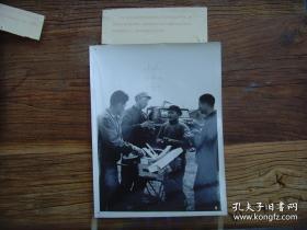 超大尺寸：1972年，北京市大兴县魏善庄供销社，职工在集镇上向群众介绍草绳机的使用方法