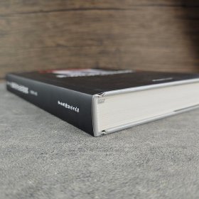 《世界纪录片作品辞典》，精装大开本，全彩图文，收录了120年间中外代表性纪录片作品400余部。影片档案+图片+剧情梗概+点评，绘成一幅宏阔的世界纪录片大地图。