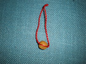 文玩饰品收藏杂项类：天然桃核红绳手链手串一条