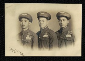 1955年3位佩戴多枚奖章的空军合影，北京大华照相馆【11.8X8.2厘米】