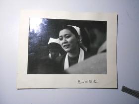 《热心为顾客》（江苏摄影家 王国平 摄）