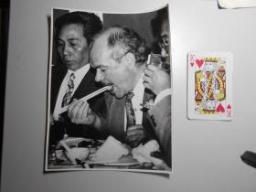 老照片：《国家足球队主教练 施拉普那 练习用筷子吃饭》