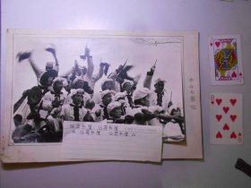 老照片：《丰收的喜悦》（上海市南汇县摄影家 张才福 摄，《八小时之外》杂志1991年摄影比赛参赛作品）