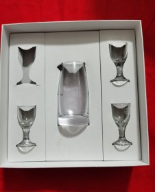 五粮液玻璃酒具（一个分酒器 3个小酒杯）