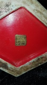 红釉描金笔筒