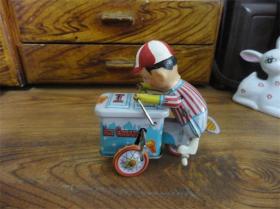 上世纪70-80年上海产小男孩冰激凌三轮车铁皮金属怀旧老玩具。