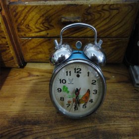 上世纪80年代白鸽牌母鸡食米造型台式闹钟打铃正常时走时定。