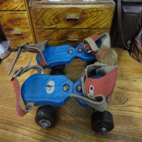 上世纪80-90年代老式铁质旱冰鞋童年老玩具民俗怀旧老物品。