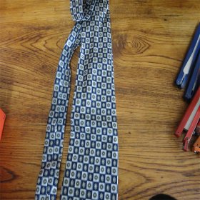 上世纪80-90年代韩国品牌男生花点领带。