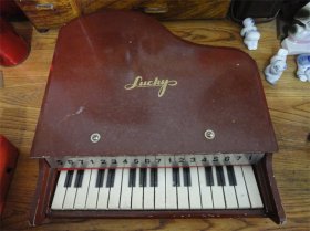 上世纪80年代中国制造木质小钢琴童年回忆老物品声音清脆。    240324-055