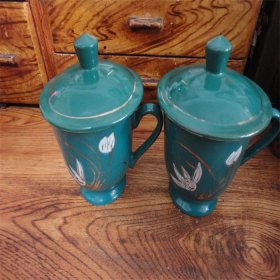 上世纪80年代描金花卉陶瓷水杯一对合售民俗怀旧老物品。