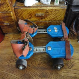 上世纪80-90年代老式铁质旱冰鞋童年老玩具民俗怀旧老物品。240331-014