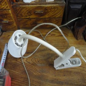 金属台灯夹灯民俗老物品正常使用暖色系。
