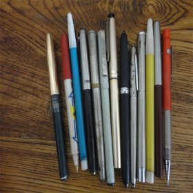 上世纪80年代钢笔圆珠笔等老笔具文具一组13只合售。第壹组