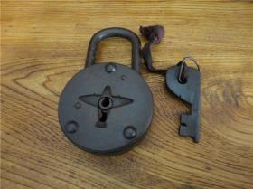 民国时期东北奉天空军战斗机造型大铁锁原配钥匙民俗怀旧老物品。