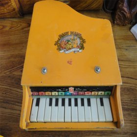 上世纪80年代中国制造上海木质小钢琴童年回忆老物品声音清脆。