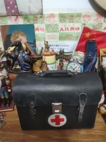 上世纪70-80年代老大夫赤脚医生红十字卫生箱医疗箱急救箱纯皮制箱。