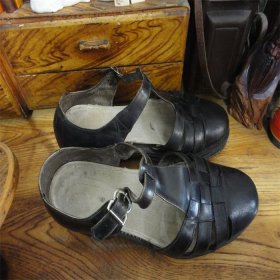 上世纪70-80年代老式男士休闲皮鞋凉鞋民俗老物品。