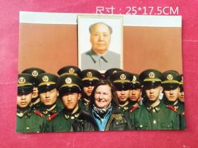 留影（照片1张。纪念毛泽东同志诞辰110周年摄影大赛 作品。天安门国旗班战士。尺寸：25*17.5CM）