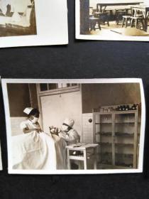 1881年由李鸿章出资捐助成立的妇婴医院（天津市儿童医院的前身）民国老照片  从医院建筑，门脸，医生，医疗器械，医生的诊疗过程，病床，食堂，病人，暖气片，消毒手盆，白大褂晾晒等进行拍摄，是不可多得的天津儿童医院历史文物，同时也是一部完整的医疗史。照片共11张合售   照片尺寸大小不一