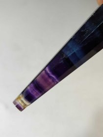 649_旧藏清代水晶顶戴花翎，长6.6厘米，直径1.5厘米 ，重20克。此水晶花翎造型规整，呈棱柱状，色泽深沉神秘，质地通透。在清代，顶戴花翎是官员身份和地位的象征，具有极高的历史价值与文化意义，不仅是工艺精湛的旧时饰物，更是承载着清代官制文化的珍贵遗存。1