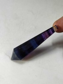 649_旧藏清代水晶顶戴花翎，长6.6厘米，直径1.5厘米 ，重20克。此水晶花翎造型规整，呈棱柱状，色泽深沉神秘，质地通透。在清代，顶戴花翎是官员身份和地位的象征，具有极高的历史价值与文化意义，不仅是工艺精湛的旧时饰物，更是承载着清代官制文化的珍贵遗存。1