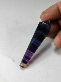 649_旧藏清代水晶顶戴花翎，长6.6厘米，直径1.5厘米 ，重20克。此水晶花翎造型规整，呈棱柱状，色泽深沉神秘，质地通透。在清代，顶戴花翎是官员身份和地位的象征，具有极高的历史价值与文化意义，不仅是工艺精湛的旧时饰物，更是承载着清代官制文化的珍贵遗存。1