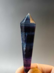 649_旧藏清代水晶顶戴花翎，长6.6厘米，直径1.5厘米 ，重20克。此水晶花翎造型规整，呈棱柱状，色泽深沉神秘，质地通透。在清代，顶戴花翎是官员身份和地位的象征，具有极高的历史价值与文化意义，不仅是工艺精湛的旧时饰物，更是承载着清代官制文化的珍贵遗存。1