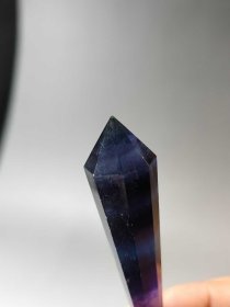 649_旧藏清代水晶顶戴花翎，长6.6厘米，直径1.5厘米 ，重20克。此水晶花翎造型规整，呈棱柱状，色泽深沉神秘，质地通透。在清代，顶戴花翎是官员身份和地位的象征，具有极高的历史价值与文化意义，不仅是工艺精湛的旧时饰物，更是承载着清代官制文化的珍贵遗存。1