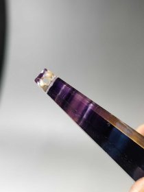 649_旧藏清代水晶顶戴花翎，长6.6厘米，直径1.5厘米 ，重20克。此水晶花翎造型规整，呈棱柱状，色泽深沉神秘，质地通透。在清代，顶戴花翎是官员身份和地位的象征，具有极高的历史价值与文化意义，不仅是工艺精湛的旧时饰物，更是承载着清代官制文化的珍贵遗存。1