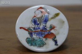 107_粉彩人物印泥盒，胎体细腻饱满，光泽沉稳，画工精细饱满，颜色搭配层次分明，底面磨损自然，保存完整，尺寸如图1