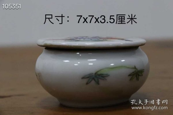 107_粉彩人物印泥盒，胎体细腻饱满，光泽沉稳，画工精细饱满，颜色搭配层次分明，底面磨损自然，保存完整，尺寸如图1