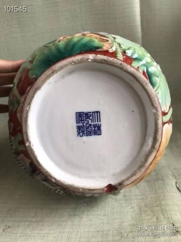 43_大清乾隆矾红釉高浮雕瓷塑葫芦瓶一对，荷花锦鲤，阖家幸福年年有余，古人美好的愿望，寓意深远，色彩斑斓靓丽，做工极为精致，复杂精细，精美灵动大气高贵，官窑，十分罕见，保存完好，包老到代，大开门老货！1_yMtcm8