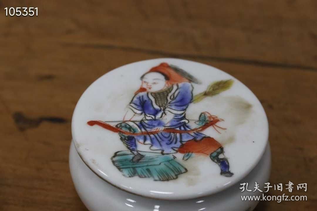 107_粉彩人物印泥盒，胎体细腻饱满，光泽沉稳，画工精细饱满，颜色搭配层次分明，底面磨损自然，保存完整，尺寸如图1