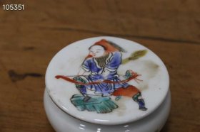 107_粉彩人物印泥盒，胎体细腻饱满，光泽沉稳，画工精细饱满，颜色搭配层次分明，底面磨损自然，保存完整，尺寸如图1