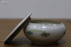 107_粉彩人物印泥盒，胎体细腻饱满，光泽沉稳，画工精细饱满，颜色搭配层次分明，底面磨损自然，保存完整，尺寸如图1