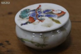 107_粉彩人物印泥盒，胎体细腻饱满，光泽沉稳，画工精细饱满，颜色搭配层次分明，底面磨损自然，保存完整，尺寸如图1