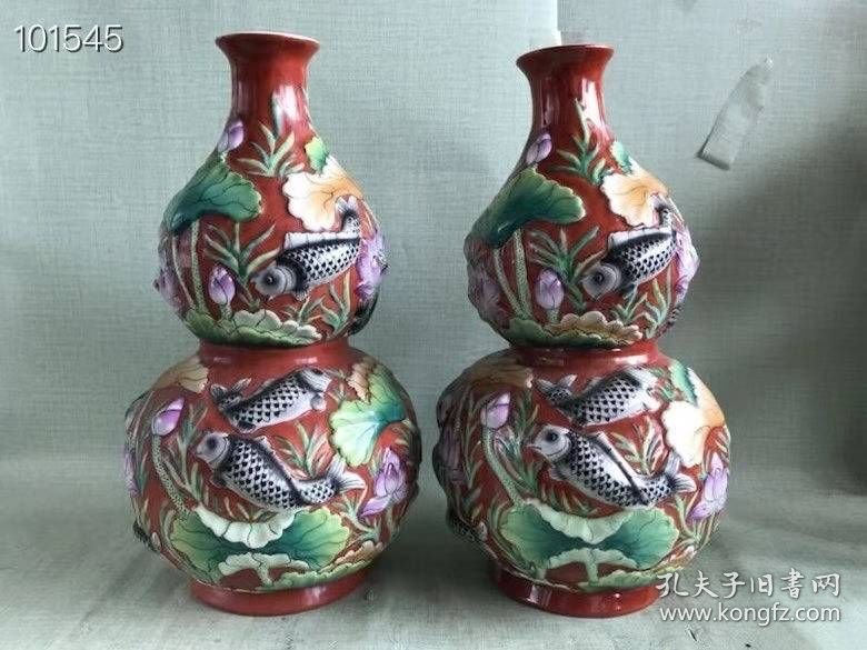 43_大清乾隆矾红釉高浮雕瓷塑葫芦瓶一对，荷花锦鲤，阖家幸福年年有余，古人美好的愿望，寓意深远，色彩斑斓靓丽，做工极为精致，复杂精细，精美灵动大气高贵，官窑，十分罕见，保存完好，包老到代，大开门老货！1_yMtcm8