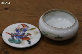 107_粉彩人物印泥盒，胎体细腻饱满，光泽沉稳，画工精细饱满，颜色搭配层次分明，底面磨损自然，保存完整，尺寸如图1