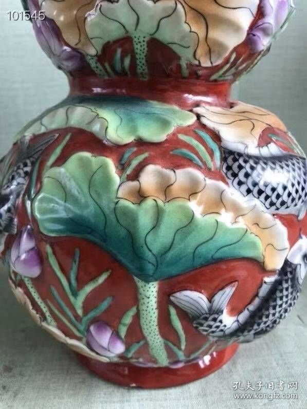 43_大清乾隆矾红釉高浮雕瓷塑葫芦瓶一对，荷花锦鲤，阖家幸福年年有余，古人美好的愿望，寓意深远，色彩斑斓靓丽，做工极为精致，复杂精细，精美灵动大气高贵，官窑，十分罕见，保存完好，包老到代，大开门老货！1_yMtcm8