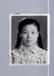 50年代 黑白 相片；梳辫子的女孩。3x2.4cm。【57.8】