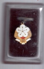 从事人民教育30年纪念章，1984.3. 4.3x3cm。天津市 ，塑料外盒
