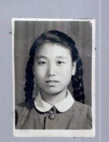 黑白 照片；女子半身照 一张。4.4x3cm。1957.7.